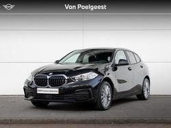 Zwart, metallic lak Gebruikt 2024 BMW 118 Basis Hatchback | € 31.900 (Eerlijke prijs)