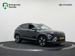 Abyss black (zwart metallic) Nieuw 2025 Hyundai Kona Comfort SUV | € 37.090 (Iets duurder)