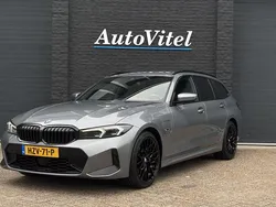 Grijs Gebruikt 2023 BMW 330e M Sport Stationwagen | € 41.845 (Eerlijke prijs)
