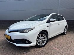 Wit Gebruikt 2017 Toyota Auris Hatchback | € 13.980 (Eerlijke prijs)