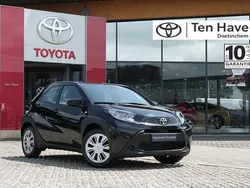 Zwart Gebruikt 2024 Toyota Aygo Play Hatchback | € 18.400 (Eerlijke prijs)