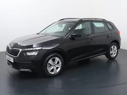 Zwart, metallic lak Gebruikt 2021 Skoda Kamiq Ambition SUV | € 18.840 (Eerlijke prijs)