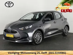 Grijs, metallic lak Gebruikt 2022 Toyota Yaris Hybrid Hatchback | € 22.400 (Eerlijke prijs)