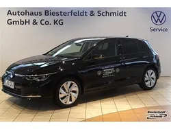 Zwart Gebruikt 2023 VW Golf VIII Move Sedan | € 31.543 (Eerlijke prijs)