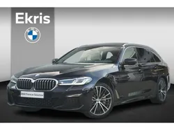 M carbonschwarz Gebruikt 2021 BMW 530e M Sport Stationwagen | € 41.850 (Eerlijke prijs)