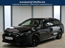 Zwart, metallic lak Nieuw 2025 VW Passat R-line Stationwagen | € 58.950 (Goede deal)