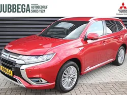 Orient red (rood metallic) Gebruikt 2018 Mitsubishi Outlander P-HEV Instyle SUV | € 22.895 (Eerlijke prijs)