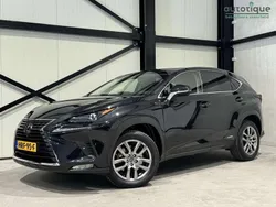 Zwart, metallic lak Gebruikt 2019 Lexus NX300h Luxury Line SUV | € 33.940 (Eerlijke prijs)