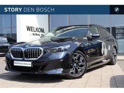 M carbonschwarz (donker zwart metallic) Gebruikt 2024 BMW 530e Comfort Edition Stationwagen | € 64.950