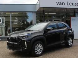 Zwart, metallic lak Gebruikt 2024 Toyota Yaris Cross SUV | € 28.900 (Eerlijke prijs)
