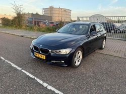 Blauw Gebruikt 2015 BMW 318 Executive Stationwagen | € 6.350