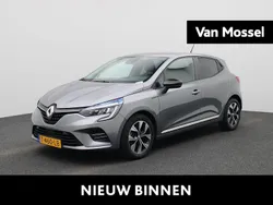 Grijs Gebruikt 2023 Renault Clio V Evolution Hatchback | € 18.935 (Eerlijke prijs)