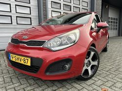 Rood (metallic) Gebruikt 2013 Kia Rio Hatchback | € 5.999 (Eerlijke prijs)