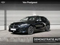 Saphirschwarz metallic (zwart metallic) Gebruikt 2025 BMW 120 M Sport Hatchback | € 41.900 (Super prijs)