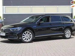 Zwart, metallic lak Gebruikt 2022 VW Passat Business Stationwagen | € 24.900 (Goede deal)