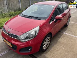 Rood Gebruikt 2013 Kia Rio Hatchback | € 4.495 (Super prijs)