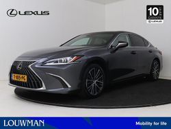 Sonic grey metallic (donker grijs metallic) Gebruikt 2023 Lexus ES300H Business Edition Sedan | € 41.495 (Eerlijke prijs)