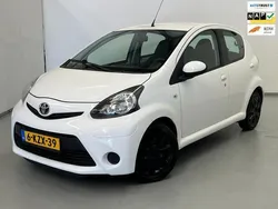 Wit Gebruikt 2013 Toyota Aygo Hatchback | € 3.650 (Eerlijke prijs)