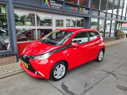 Rood Gebruikt 2015 Toyota Aygo X-play Hatchback | € 10.695 (Eerlijke prijs)