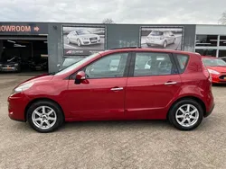 Rood, metallic lak Gebruikt 2010 Renault Scénic III Dynamique MPV | € 4.995 (Goede deal)