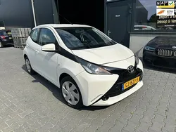 Wit Gebruikt 2015 Toyota Aygo X-play Hatchback | € 5.750 (Eerlijke prijs)