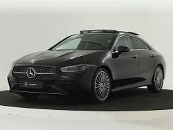 Donker kosmoszwart metaalkleur metallic Nieuw 2024 Mercedes CLA180 AMG line Plus Sedan | € 55.618 (Duur)