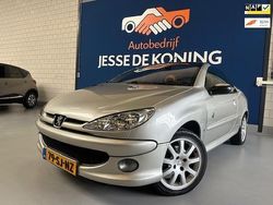 Grijs (metallic) Gebruikt 2006 Peugeot 206 CC Roland Garros Cabriolet | € 2.450 (Eerlijke prijs)