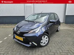 Blauw Gebruikt 2017 Toyota Aygo X-play Hatchback | € 8.800 (Eerlijke prijs)