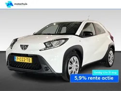 Wit Gebruikt 2022 Toyota Aygo Play Hatchback | € 15.940 (Eerlijke prijs)