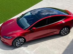 Rood Gebruikt 2024 Tesla Model 3 RWD Sedan | € 36.499
