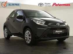 Zwart Gebruikt 2024 Toyota Aygo Play Hatchback | € 21.899 (Eerlijke prijs)
