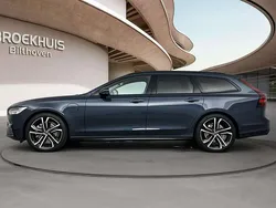 Blauw, metallic lak Nieuw 2025 Volvo V90 Plus Stationwagen | € 65.900
