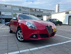 Rood, metallic lak Gebruikt 2014 Alfa Romeo Giulietta Competizione Hatchback | € 11.750 (Eerlijke prijs)