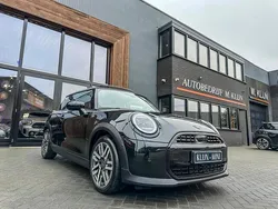 Zwart, metallic lak Gebruikt 2024 Mini Cooper S Classic Hatchback | € 37.900