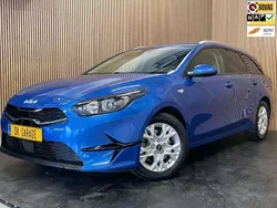 Blauw, metallic lak Gebruikt 2022 Kia Ceed Sportswagon Stationwagen | € 18.495 (Eerlijke prijs)