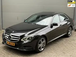 Zwart, metallic lak Gebruikt 2015 Mercedes E220 Avantgarde Sedan | € 16.449 (Iets duurder)