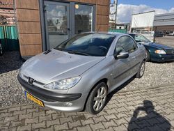 Grijs Gebruikt 2001 Peugeot 206 CC Cabriolet | € 1.440 (Eerlijke prijs)