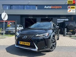 Zwart, metallic lak Gebruikt 2021 Lexus UX 250h SUV | € 29.950 (Eerlijke prijs)