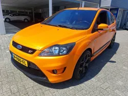 Oranje, metallic lak Gebruikt 2009 Ford Focus ST Hatchback | € 9.450 (Eerlijke prijs)