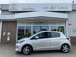 Grijs Gebruikt 2017 Toyota Yaris Hybrid Trend Hatchback | € 13.945 (Eerlijke prijs)