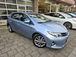 Blauw Gebruikt 2013 Toyota Auris Hybrid Executive Hatchback | € 11.950 (Eerlijke prijs)