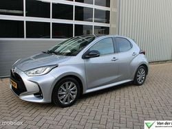 Grijs (metallic) Gebruikt 2022 Toyota Yaris Hybrid Hatchback | € 21.890 (Eerlijke prijs)