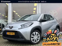 Shimmering silver metallic (grijs metallic) Gebruikt 2024 Toyota Aygo Play Hatchback | € 19.950 (Goede deal)