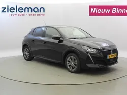 Zwart, metallic lak Gebruikt 2021 Peugeot e-208 Allure Hatchback | € 15.845 (Super prijs)
