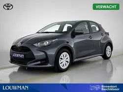 Grijs, metallic lak Gebruikt 2024 Toyota Yaris Active Hatchback | € 23.400 (Eerlijke prijs)