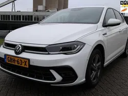 Wit, metallic lak Gebruikt 2021 VW Polo R-line Hatchback | € 19.950 (Eerlijke prijs)