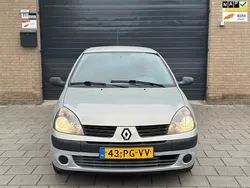 Grijs Gebruikt 2004 Renault Clio II Authentique Hatchback | € 999 (Eerlijke prijs)