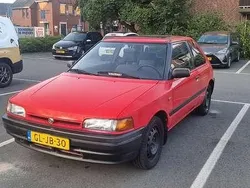 Rood Gebruikt 1993 Mazda 323 Hatchback | € 800
