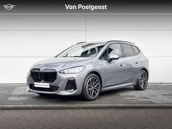 Skyscraper grey metallic (grijs metallic) Gebruikt 2024 BMW 220 M Sport Stationwagen | € 52.900
