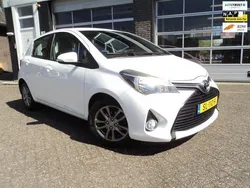 Wit, metallic lak Gebruikt 2015 Toyota Yaris Trend Hatchback | € 7.500 (Eerlijke prijs)
